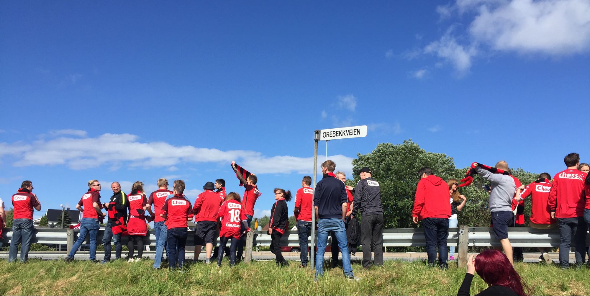 Brann-supporterar ventar på laget i vegkanten